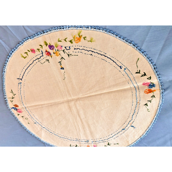 Vintage Embroidered French knot Floral, Scarf Oval Crochet Edge Floral 1950 - Picture 11 of 15